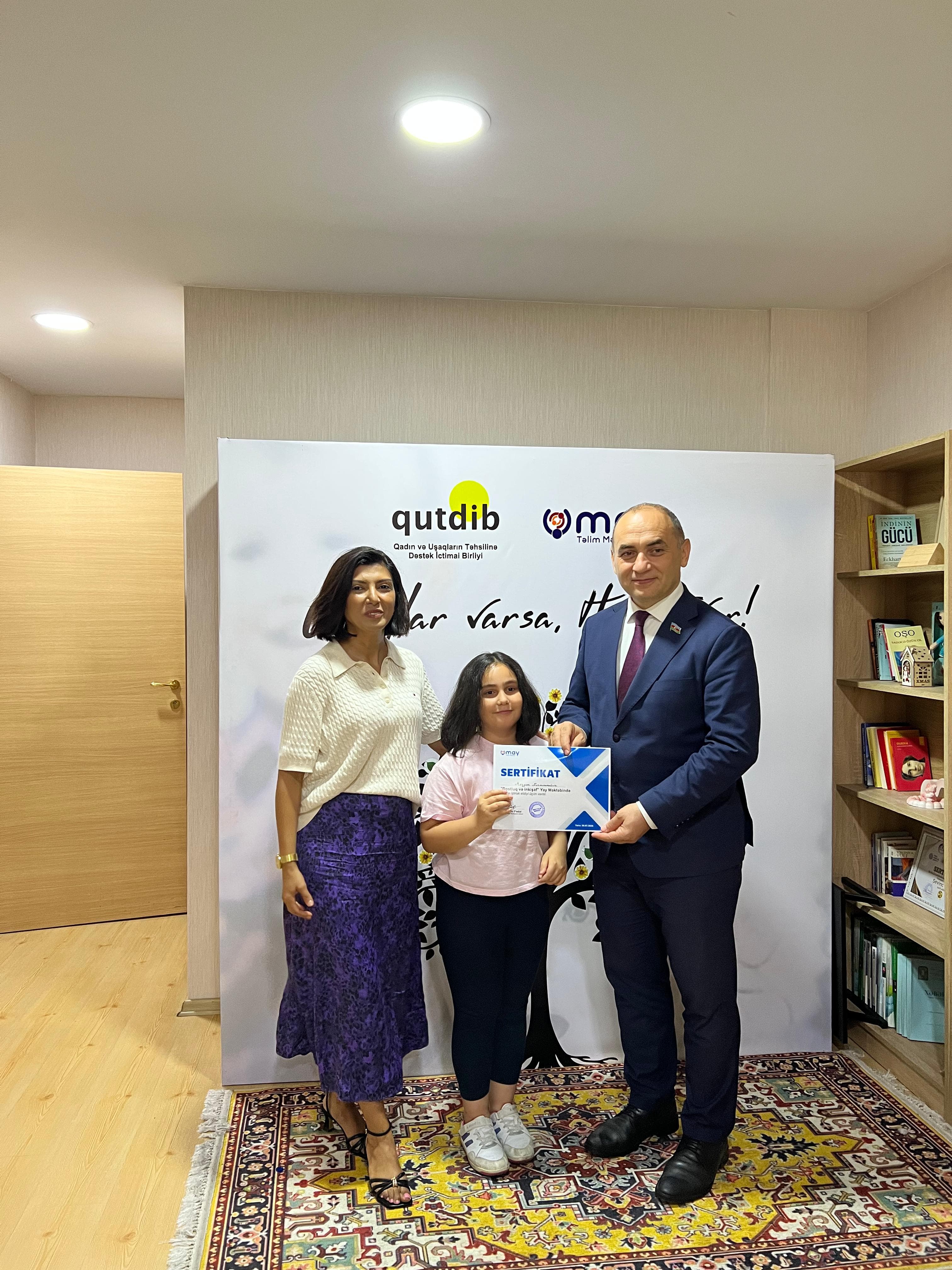 Balaca vətəndaşlarla böyük söhbət: Millət vəkili yay məktəbində (FOTO)